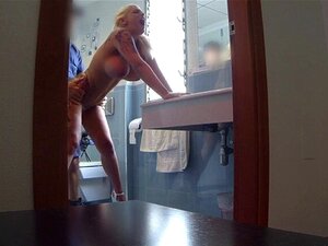 Orgasmes non-stop par un faux flic. Un faux flic excité atteint