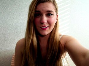 Première fois en anal pour une blonde amateur, son cul lubrifié et