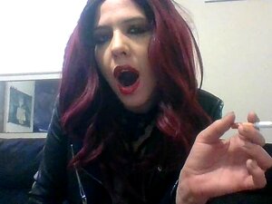 danseuse burlesque gothique chaude fume dans une veste en cuir.