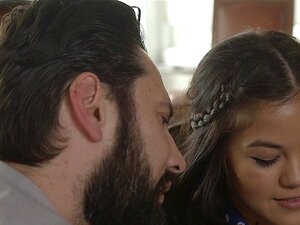 Un mec baise la belle-sœur plantureuse de sa femme asiatique. La