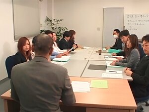Une mignonne babe de bureau asiatique se fait attacher à la table et