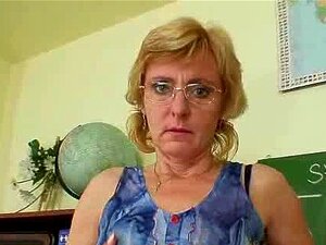 Dame prof se masturbe après un cours