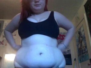 Grosse nana se déshabille et gicle !!