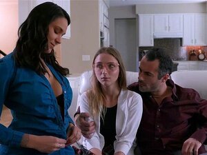 Un couple de pervers adopte une mignonne pour hype leur vie sexuelle.