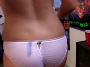 Beautés étudiantes jouant à un twister nu. Beautés étudiantes