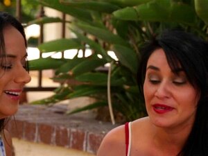 Lesbiennes chaudes en lingerie sexy se roulent des pelles. Lesbiennes