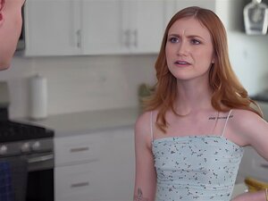 Ma demi-sœur utilise une astuce de banane pour que je la baise