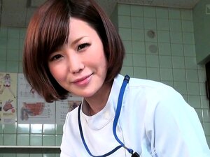 Médecin japonaise sous-titrée CFNM donne une branlette à un patient