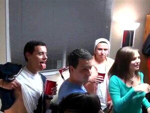 Orgie crue et sauvage. Les mecs chanceux pénètrent différentes