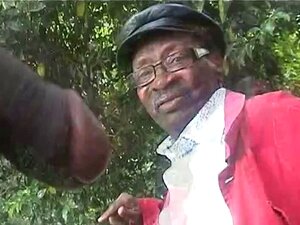 PM montrant un homme noir au parc. PM montrant un homme noir dans un