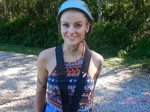 Découvrez un plaisir ultime sur la plage avec une petite amie blonde