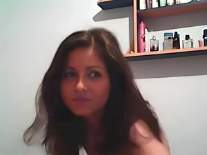 La nana de la cam se déshabille. La fille sexy amateur de la webcam