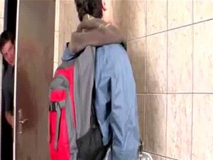 Deux nouveaux mecs gays se rencontrent pour du sexe dans les toilettes