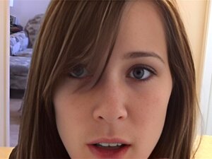 BrookeSkye filme montrant une chatte nue en gros plan