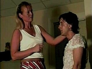 Sissy se fait fesser dans le pantalon par maman