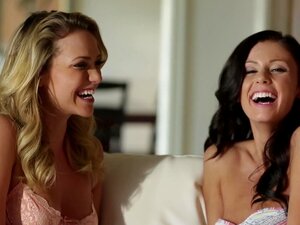 Mia Malkova essaie sa copine rasée Whitney Westgate en 69