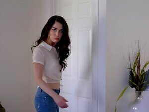 Sexe lesbien hardcore dans le lit avec la blonde Aidra. Un détective