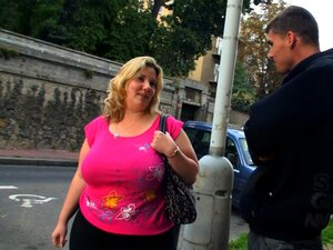Un cambrioleur maigre avec une grosse bite baise un énorme cul bien