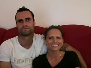 Regardez une jeune femme beauté se faire baiser en gangbang