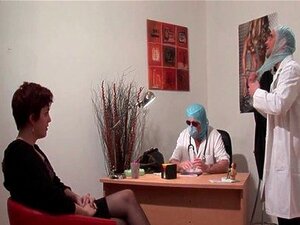 Une rousse française qui gicle et se fait baiser le cul par deux