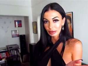 Une belle-mère infidèle fait une pipe à son beau-fils