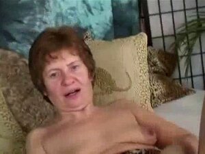 Un gode mature reçoit ensuite du vrai bois en elle