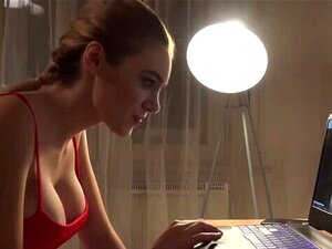 La copine aux gros seins chevauche la bite de grand-père, elle se