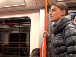 Une grosse bite baise une chatte mouillée. Son trou de chatte serré