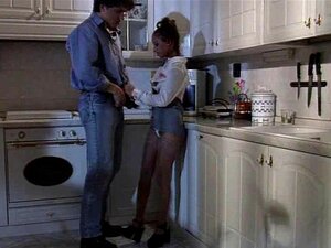 Plaisir anal dans la cuisine avec Peggy