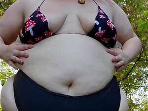 Fille Potelée Montre Son Doux Corps Tout En Courbes En Public