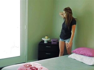 Petite lesbienne se fait goûter. Petite lesbienne adolescente se fait