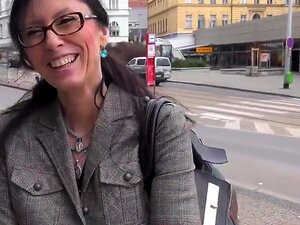 La belle-mère tchèque à lunettes, j'aimerais baiser en plein air