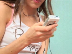 Une nana maigre se frotte pour toi