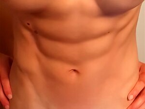 Le caméraman éjacule sur mes abdominaux