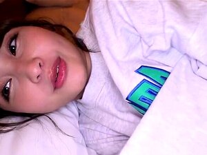 La brune poilue Gigi se déshabille pendant le yoga et montre son