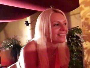 Petite amie amateur double pénétration dans un club échangiste