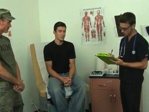 Docteur avec deux gays