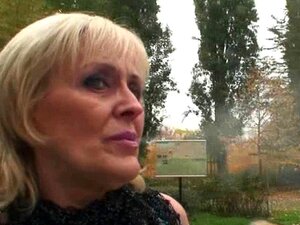 Vieille grand-mère satisfait un nouvel étalon. Vieille grand-mère,