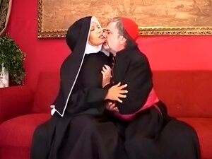 Une nonne italienne poilue se fait baiser le cul
