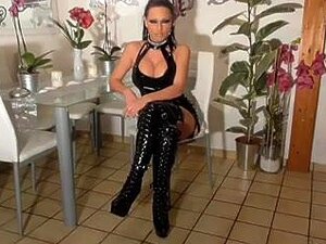 une fille en latex ayant des relations sexuelles vaginales et anales,