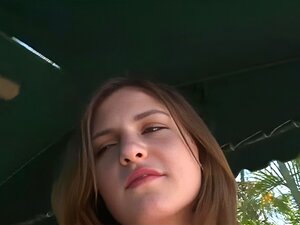 De jolies belles-belles-filles exhibent des pieds sexy et giflent le