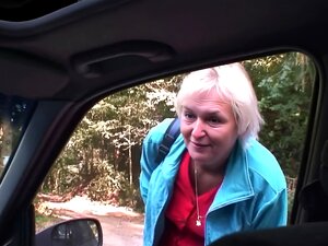 Payée en nature, mamie sexy