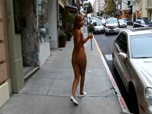 Nue à San Francisco : Une fille noire chaude marche nue dans les rues