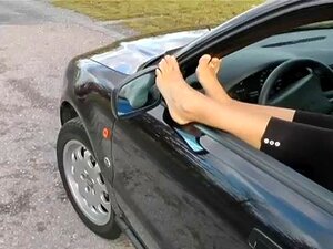 tease de leggins fétichistes pieds nus (sexe au volant)