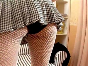 Une salope se fait pomper la chatte avec une machine avant de sucer