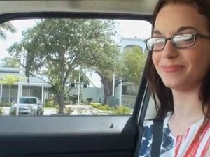 Tali Talivas, avec ses seins parfaits et sa petite chatte rasée,