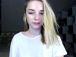 Une blonde avec une chatte serrée s'amuse en solo avec un jouet dans