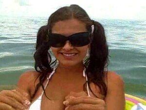 Chick à seins perdu dans la mer de Floride