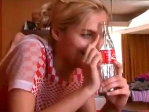 La blonde russe Sasha se masturbe. La blonde russe Sasha se masturbe