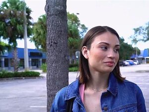 Liv baise sauvagement dans le bus pour décrocher un boulot